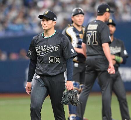 ４回途中、降板する高島（手前）＝撮影・高部洋祐