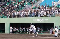 １回、大阪立命館・鈴木侑太郎（１２）の先制押し出し四球で盛り上がる大阪立命館ナインとスタンドの応援団（撮影・中田匡峻）