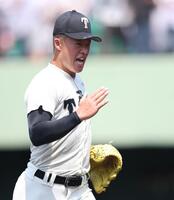 １回から２失点し、ベンチへ戻る大阪桐蔭・吉岡貫介（撮影・中田匡峻）