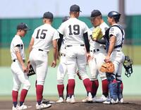 １回、大阪立命館・鈴木侑太郎に先制の押し出し四球を与えた吉岡貫介（右から２人目）の周りに集まる大阪桐蔭ナイン（撮影・中田匡峻）