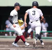 １回、大阪立命館・川端賢仁の打席で暴投し、２点目を与えた大阪桐蔭・吉岡貫介（左）＝撮影・中田匡峻