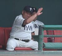 ４回、ベンチから指示を出す大阪桐蔭・西谷浩一監督（撮影・中田匡峻）