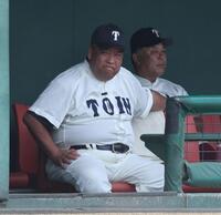 ４回、ベンチで険しい表情の大阪桐蔭・西谷浩一監督（撮影・中田匡峻）