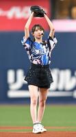 セレモニアルピッチを務める乃木坂４６・黒見明香（撮影・高部洋祐）