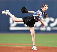 セレモニアルピッチを務める乃木坂４６・黒見明香（撮影・高部洋祐）