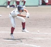 １０回、スクイズ成功かと思われたが、打席から足が出ておりアウトになる大阪桐蔭・大津昴偉留（撮影・中田匡峻）