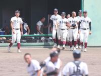 大阪立命館（手前）に敗れた大阪桐蔭ナイン（撮影・中田匡峻）