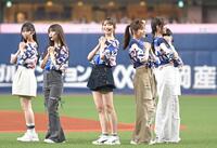 パフォーマンスする乃木坂４６（撮影・高部洋祐）