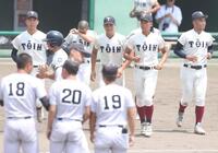 大阪立命館（手前）に敗れ、整列に向かう大阪桐蔭・中村勇斗（中央）ら（撮影・中田匡峻）