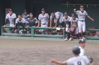 １０回、志賀優大の打席の際、暴投で勝ち越し点を奪い、盛り上がる大阪立命館ナイン（撮影・中田匡峻）