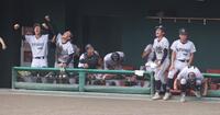 １０回、志賀優大の打席の際、暴投で勝ち越し点を奪い、盛り上がる大阪立命館ナイン（撮影・中田匡峻）