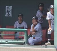 ９回、戦況を見つめる大阪立命館・楠本雄亮監督（中央）＝撮影・中田匡峻