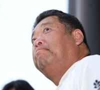 試合後、遠くを見つめる大阪桐蔭・西谷浩一監督（撮影・中田匡峻）
