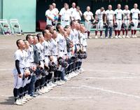 大阪桐蔭に勝利し、校歌を歌う大阪立命館ナイン（撮影・中田匡峻）