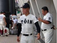 試合後、悔しそうな表情を見せる大阪桐蔭・吉岡貫介。右は西谷浩一監督（撮影・中田匡峻）