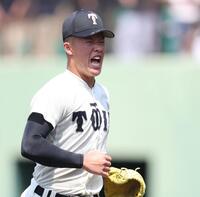 １回から２失点し、悔しそうな表情でベンチへ戻る大阪桐蔭・吉岡貫介（撮影・中田匡峻）