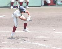 １０回、スクイズ成功かと思われたが、大阪桐蔭・大津昴偉留の足が打席から出ておりアウトになる（撮影・中田匡峻）