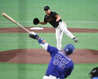 １回、細川（手前）から空振り三振を奪う小笠原（撮影・佐藤厚）