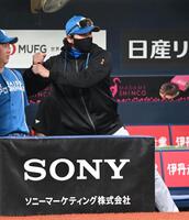 ３回、ベンチの新庄監督（撮影・高部洋祐）