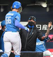 ３回、日本ハム・野村佑希の適時打で生還した日本ハム・万波中正（左）を迎える日本ハム・新庄剛志監督＝京セラドーム（撮影・高部洋祐）