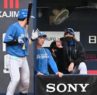 ３回、ベンチで笑顔を見せる新庄監督（右）＝撮影・高部洋祐