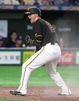 ５回、キャベッジの右前打で生還し、雄叫びを上げる吉川（撮影・佐藤厚）
