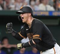 ５回、キャベッジの右前打で生還し、雄叫びを上げる吉川（撮影・佐藤厚）