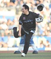 始球式を務めるピエール瀧（撮影・開出牧）