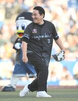 始球式を務め笑顔のピエール瀧（撮影・開出牧）
