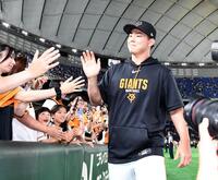 ファンとタッチを交わす小笠原（撮影・佐藤厚）