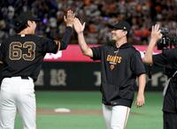 泉（左）とタッチする小笠原（撮影・佐藤厚）