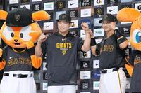 お立ち台で吉川（右）とガッツポーズする小笠原
