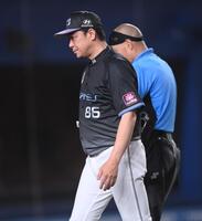 ７回、投手交代を告げたサブロー監督（撮影・開出牧）