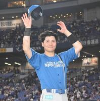 ヒーローインタビューを終え、スタンドに向かって手を振る清宮幸（撮影・高部洋祐）