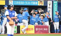 ３回、水野の２点二塁打で生還した吉田（６０）を迎える日本ハムナイン（撮影・高部洋祐）