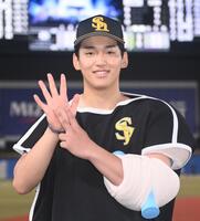 今季７勝目を挙げ会心の笑みを浮かべる前田悠（撮影・開出牧）