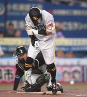 ４回、死球を受ける牧原大（撮影・開出牧）