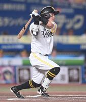 ６回、先制の右越え適時二塁打を放つ牧原大（撮影・開出牧）