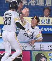 ６回、牧原大の右越え適時二塁打で先制のホームを踏んだ周東（左）とタッチを交わす小久保監督（撮影・開出牧）