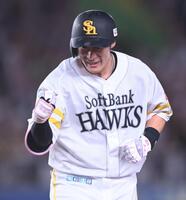 ６回、中前２点適時打を放ちコブシを握る柳田（撮影・開出牧）
