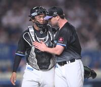 ５回、正木を遊直に打ち取り女房役の松川（左）の胸にタッチをするロング（撮影・開出牧）