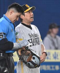 　７回、投手交代を告げる小久保監督（撮影・開出牧）
