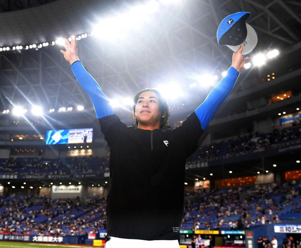 　今季３勝目を挙げ、ファンの声援に応える細野（撮影・出月俊成）