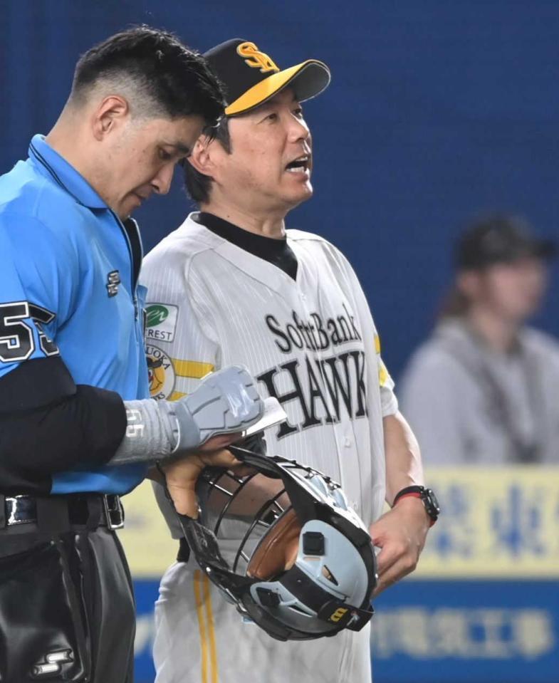 　７回、投手交代を告げる小久保監督（撮影・開出牧）