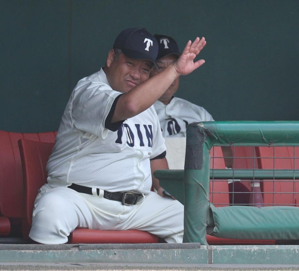 ４回、ベンチから指示を出す大阪桐蔭・西谷浩一監督（撮影・中田匡峻）