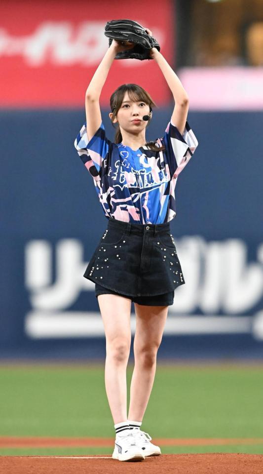 セレモニアルピッチを務める乃木坂４６・黒見明香（撮影・高部洋祐）