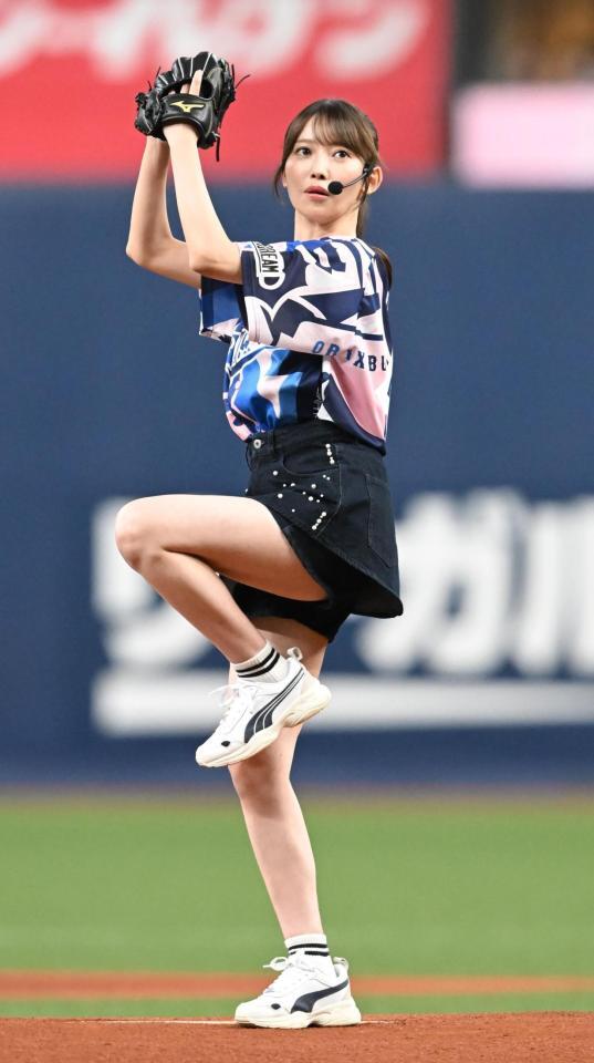セレモニアルピッチを務める乃木坂４６・黒見明香（撮影・高部洋祐）