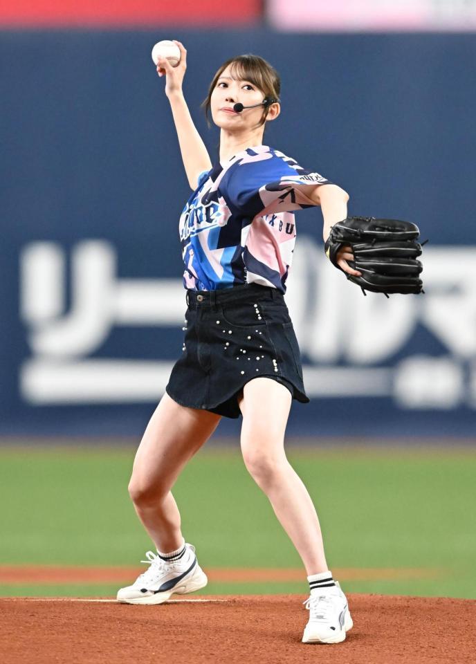 セレモニアルピッチを務める乃木坂４６・黒見明香（撮影・高部洋祐）