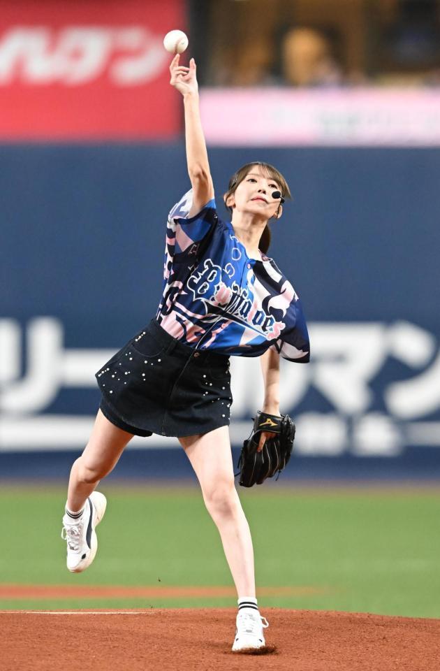 セレモニアルピッチを務める乃木坂４６・黒見明香（撮影・高部洋祐）