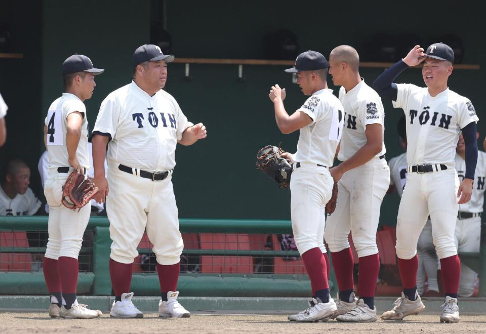 ４回裏の攻撃前にナインを集める大阪桐蔭・西谷浩一監督（左から２人目）＝撮影・中田匡峻